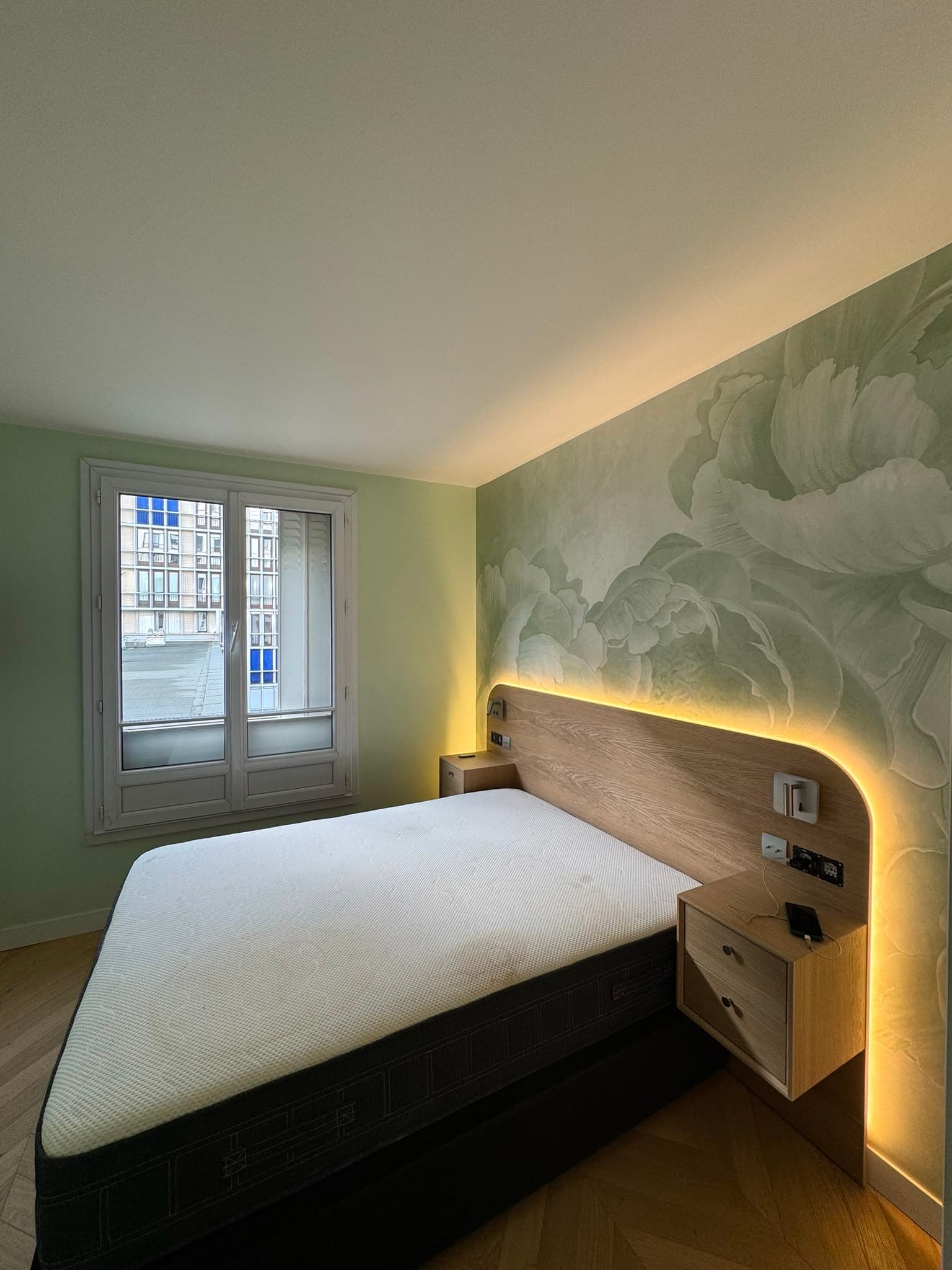 Chambre avec papier peint panoramique et tête de lit rétroéclairée