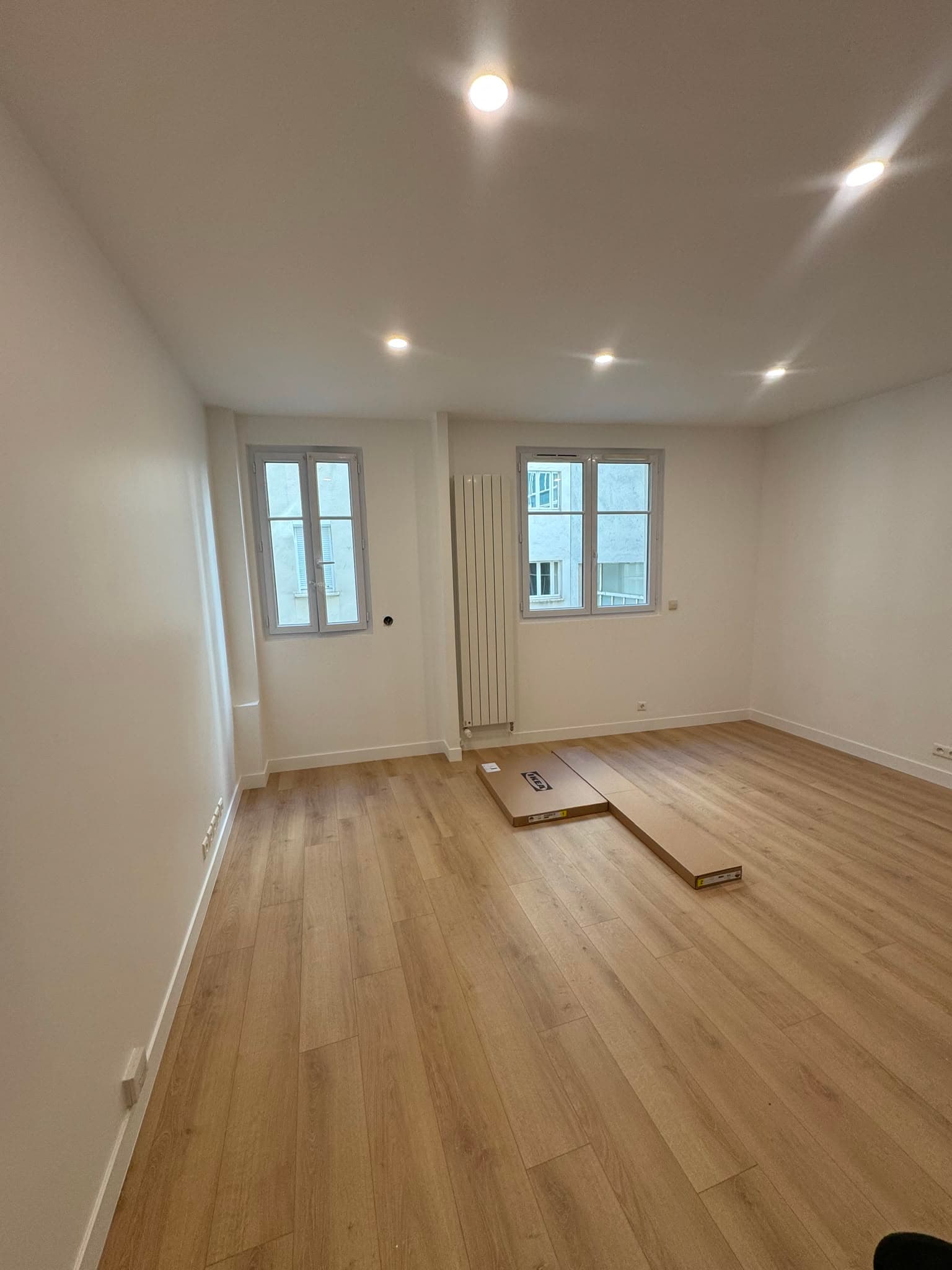 Pièce livrée — parquet et peinture neufs