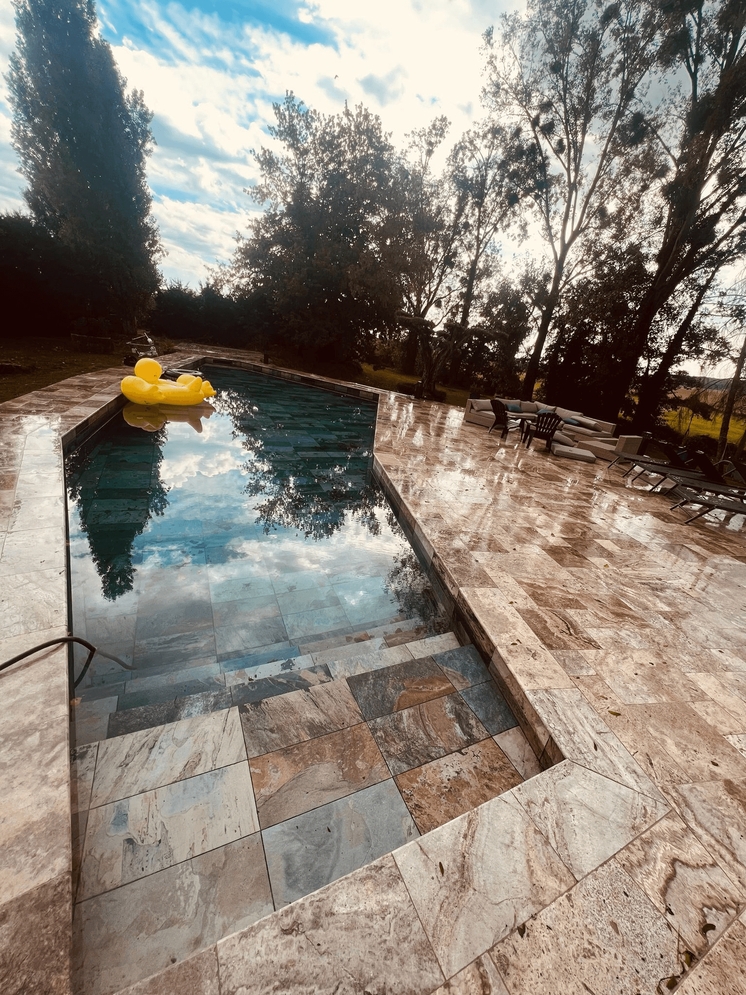 Piscine avec plage en travertin — Villeneuve-le-Roi