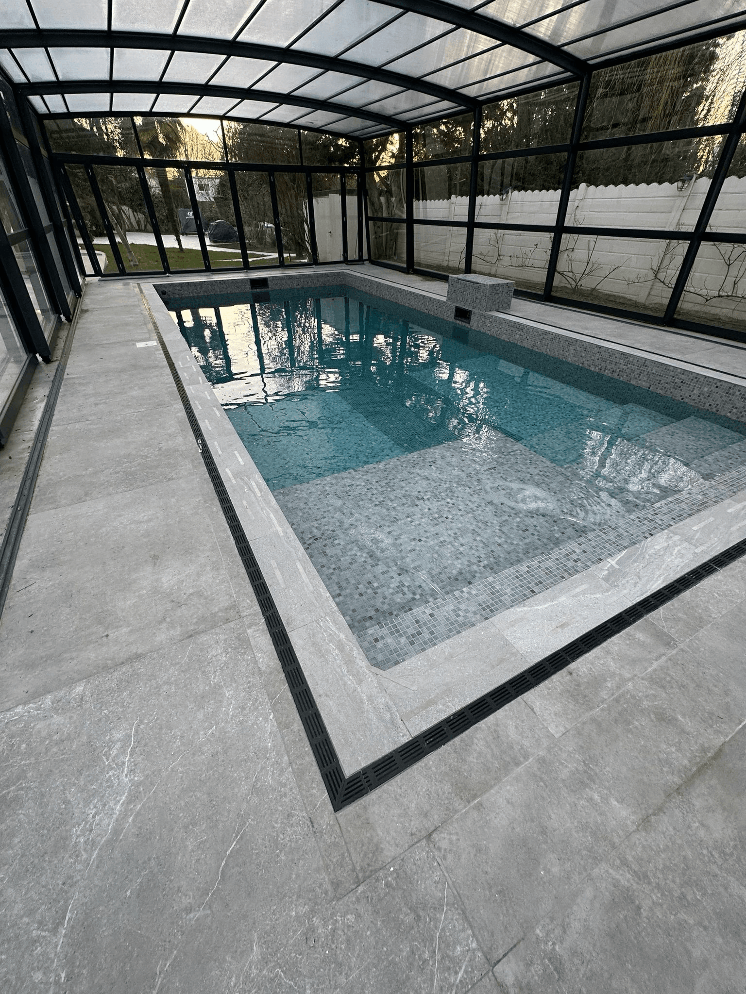 Piscine couverte avec abri — Massy