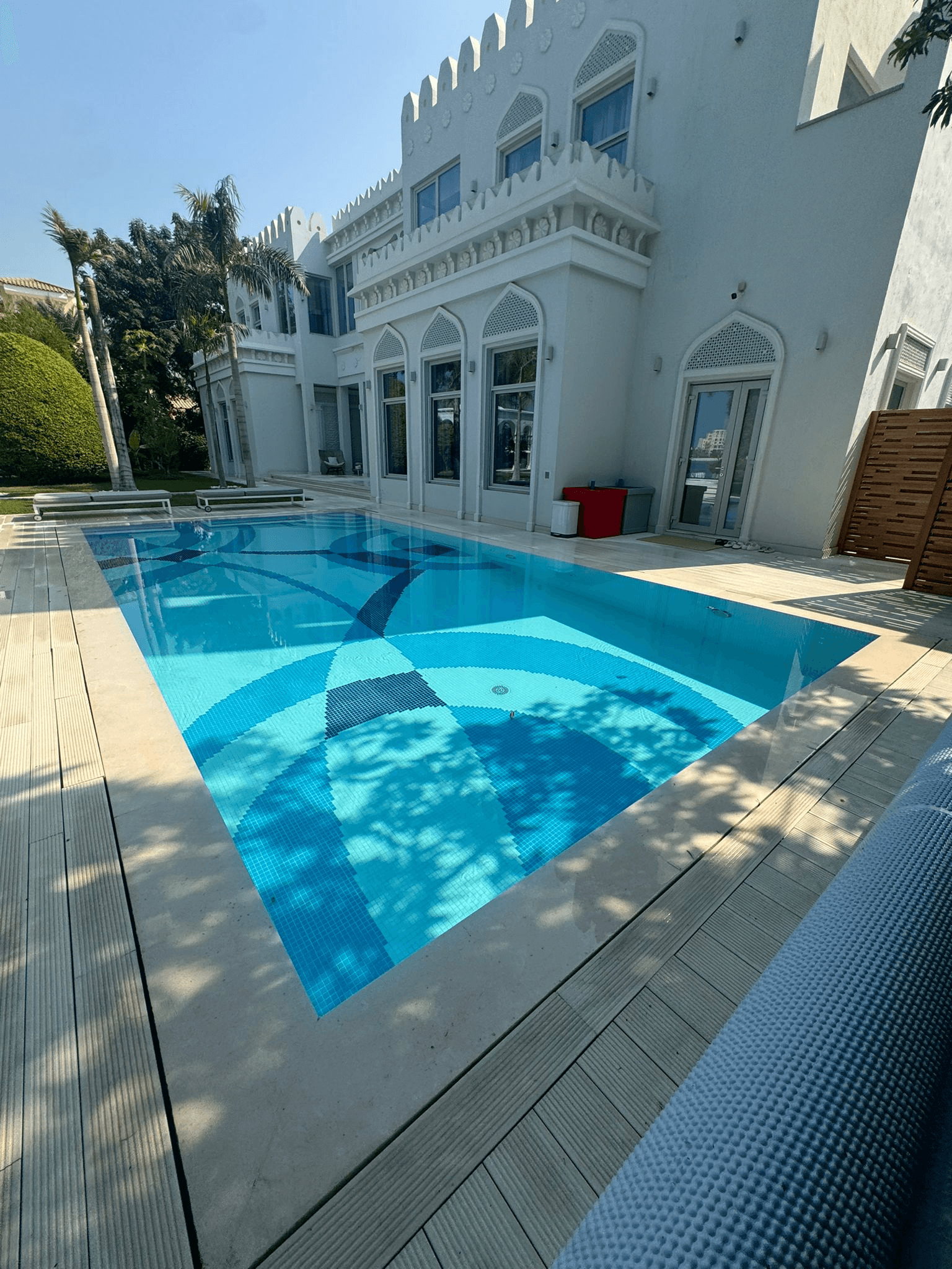 Piscine prestige avec terrasse bois — Chelles