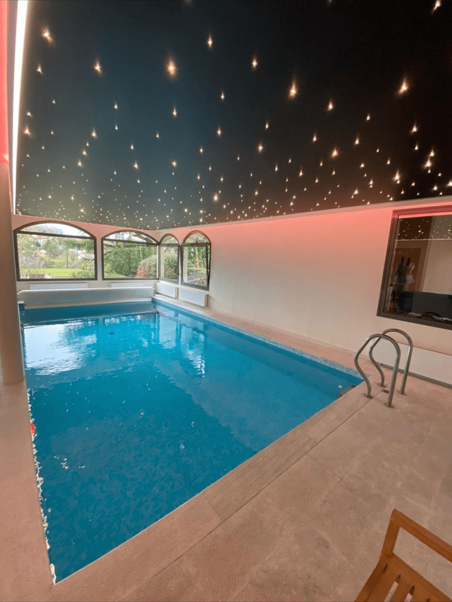 Piscine intérieure ciel étoilé — Enghien-les-Bains