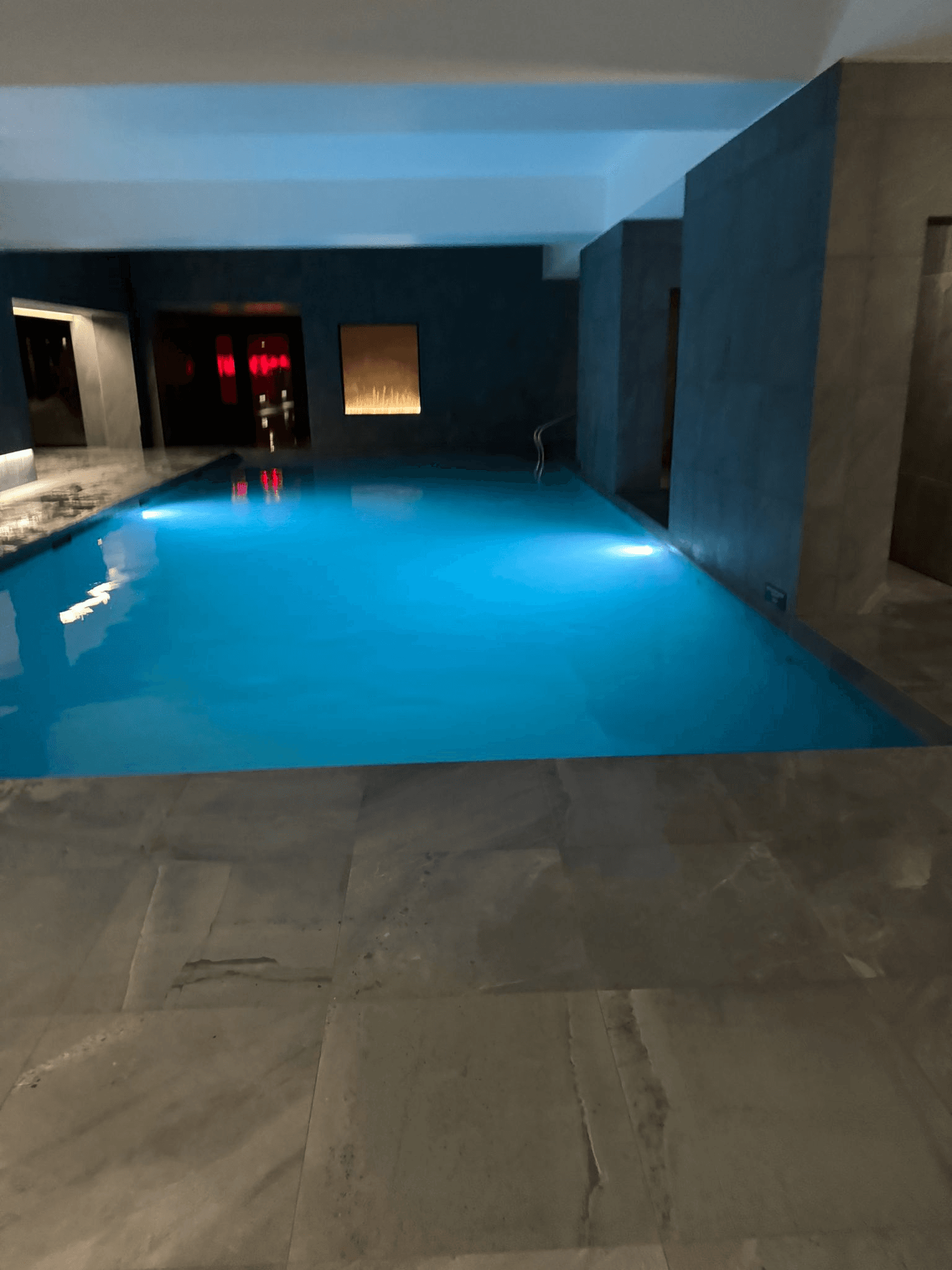 Piscine intérieure en pierre naturelle — Saint-Germain-en-Laye