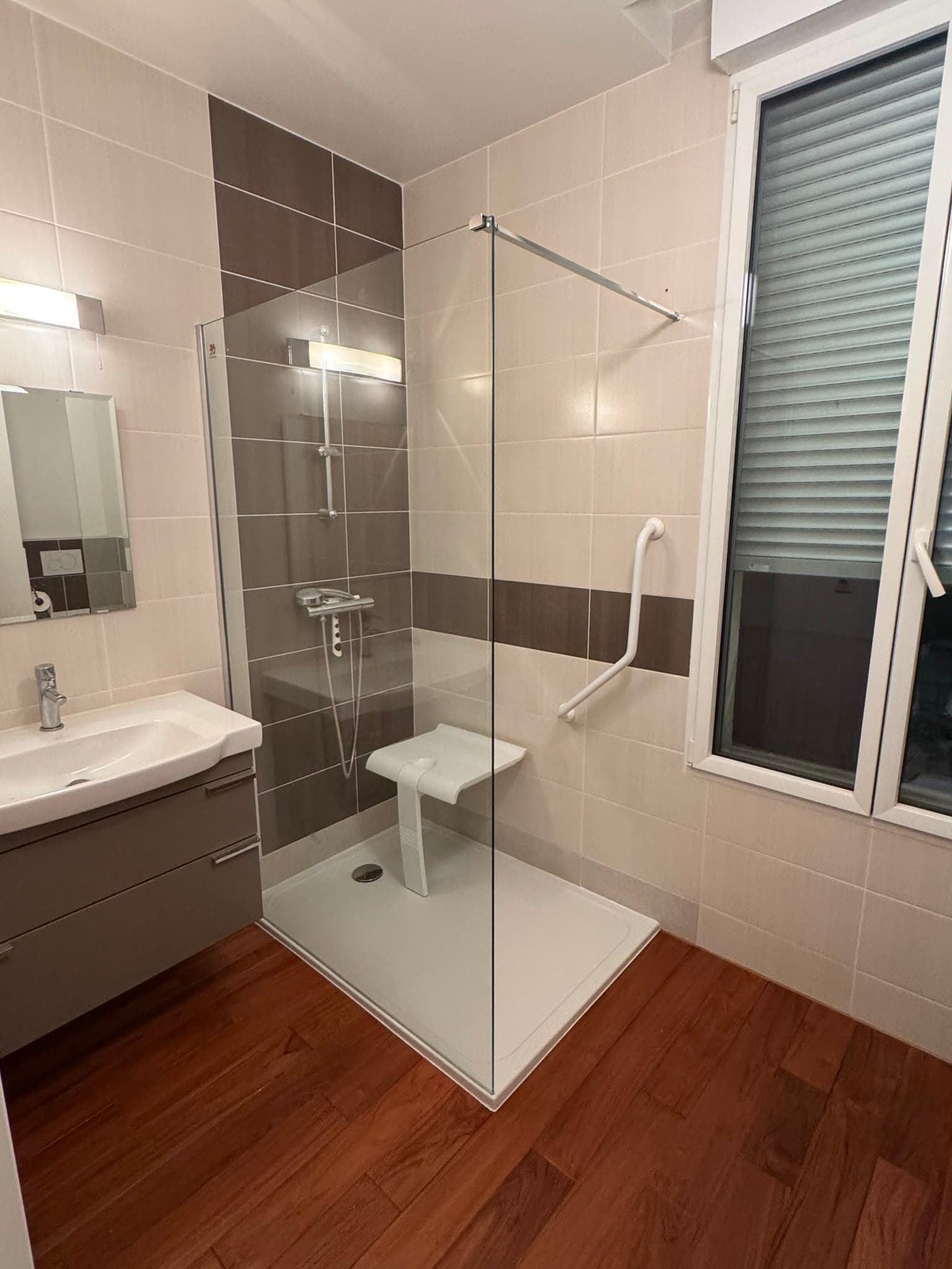 Salle de bain prestige en marbre — Douche de plain-pied