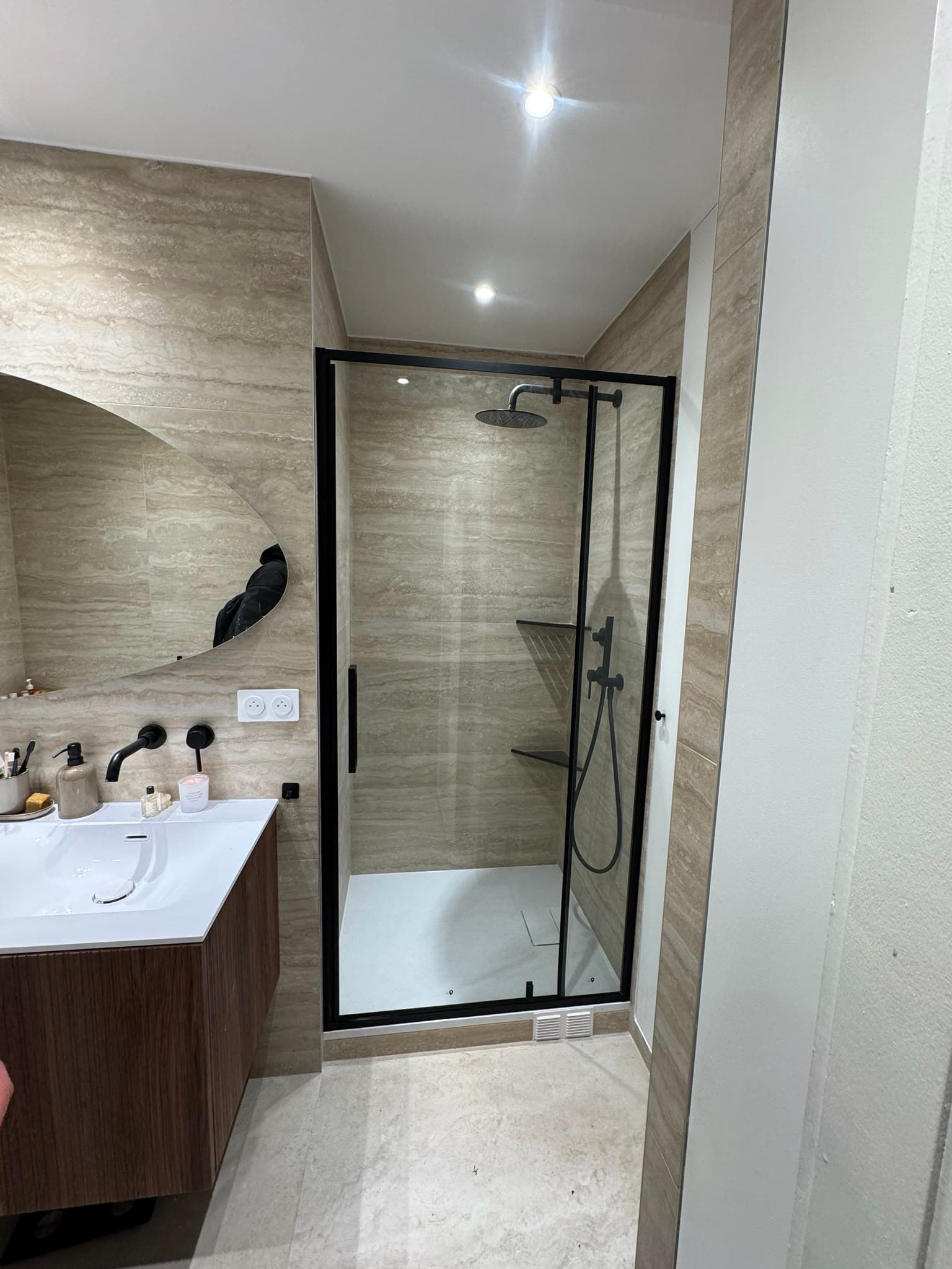 Salle de bain prestige en marbre — Vasque & robinetterie noire