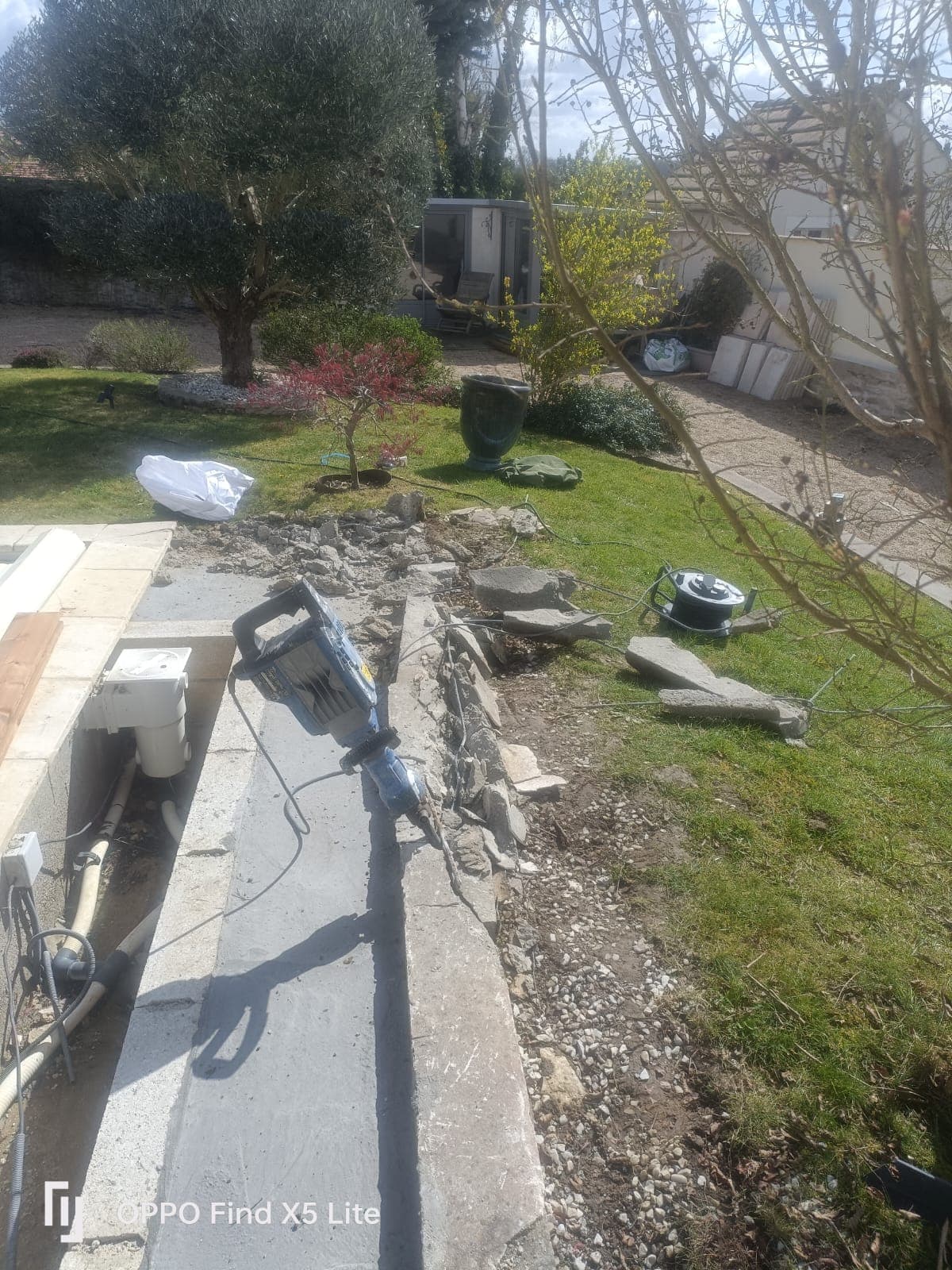 Piscine avec plage en travertin — Pendant — reprise des margelles