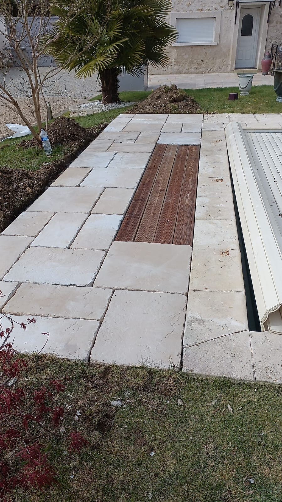 Terrassement & aménagement extérieur — Terrasse & margelles